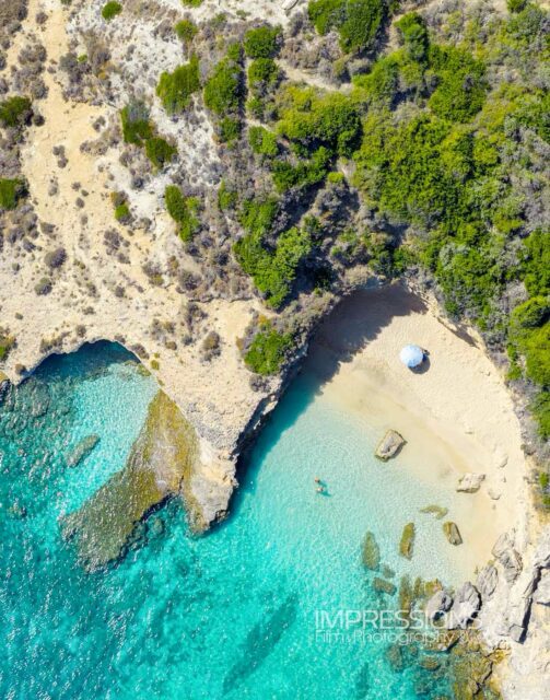 From the tranquil, panoramic countryside view to the exhilarating turquoise of a secret, pristine beach.
This is the essence of our latest luxury villa photography photo shoot. We captured a getaway defined by seamless contrasts—the serene escape of the highlands meets the private luxury of the coastline.  Luxury hotel & Villa photography  #luxuryvilla #Greece #SecretBeach #luxurytravel #travelgoals #greekislands #greecestagram #ionianislands #kefalonia #dronestagram #hotelphotographer #slowlife #dronephotography #beautifulplaces #architecurephotography #realesate