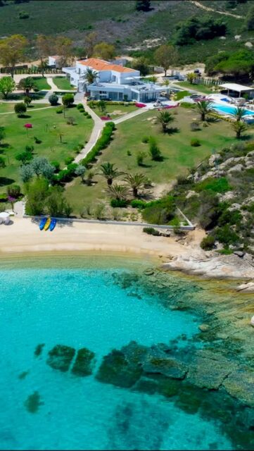 A secluded private villa tucked away leading to a pristine beach that feels like it was made just for you !
Latest luxury villa photo & video assigment.  #luxurytravel #luxurylifestyle #luxuryvilla #hotelphotography #dronepilot