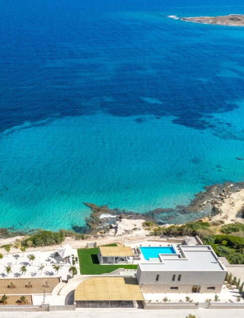 A glimpse from my latest photoshoot at a private luxury villa on Aegina Island.  Designed to highlight the harmony between the property’s architectural geometry and its secluded beach setting. Elevating visual identity through strategic framing that showcases interior volume, natural light transitions, and complete coastal privacy.  Architectural Villa & Drone Photography | Visual Storytelling