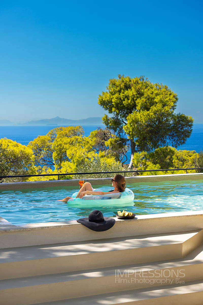 Lifestyle φωτογράφιση πολυτελούς βίλας με πισίνα και θέα θάλασσα