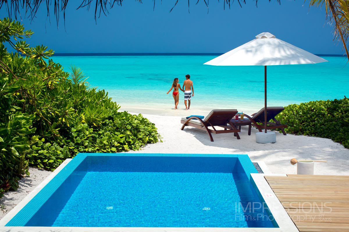 velassaru resort lifestyle photography couple beach walk